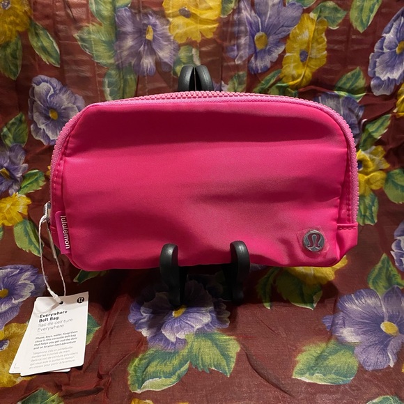NEW- Lululemon Fuchsia Everywhere Belt Bag - Picture 1 of 6